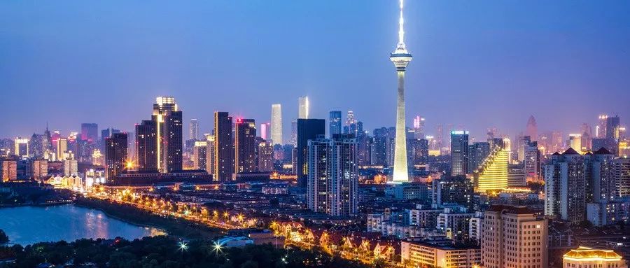 旗袍下的沉思,天津古文化街夜色中的时光信笺